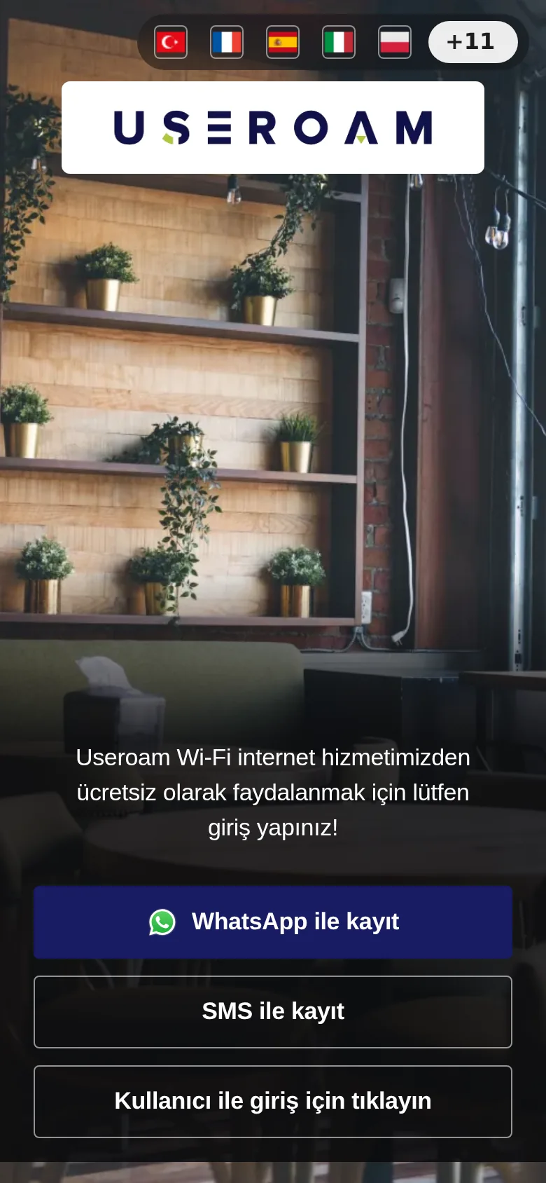Kapak şablonuyla hazırlanmış Useroam karşılama ekranı: kafe fotoğrafı, beyaz plakada logo ve giriş düğmeleri